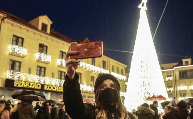 Galería. Una joven se hace un 'selfie' con la iluminación de Ferrero Rocher.