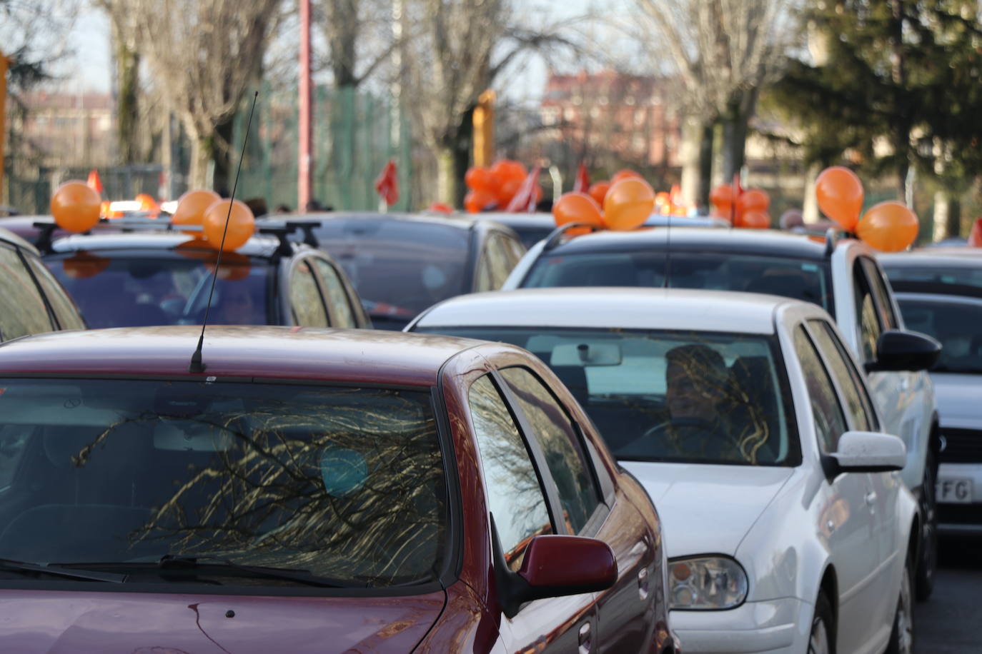 Una manifestación recorre en vehículos las calles de León como protesta ante la reforma educativa.