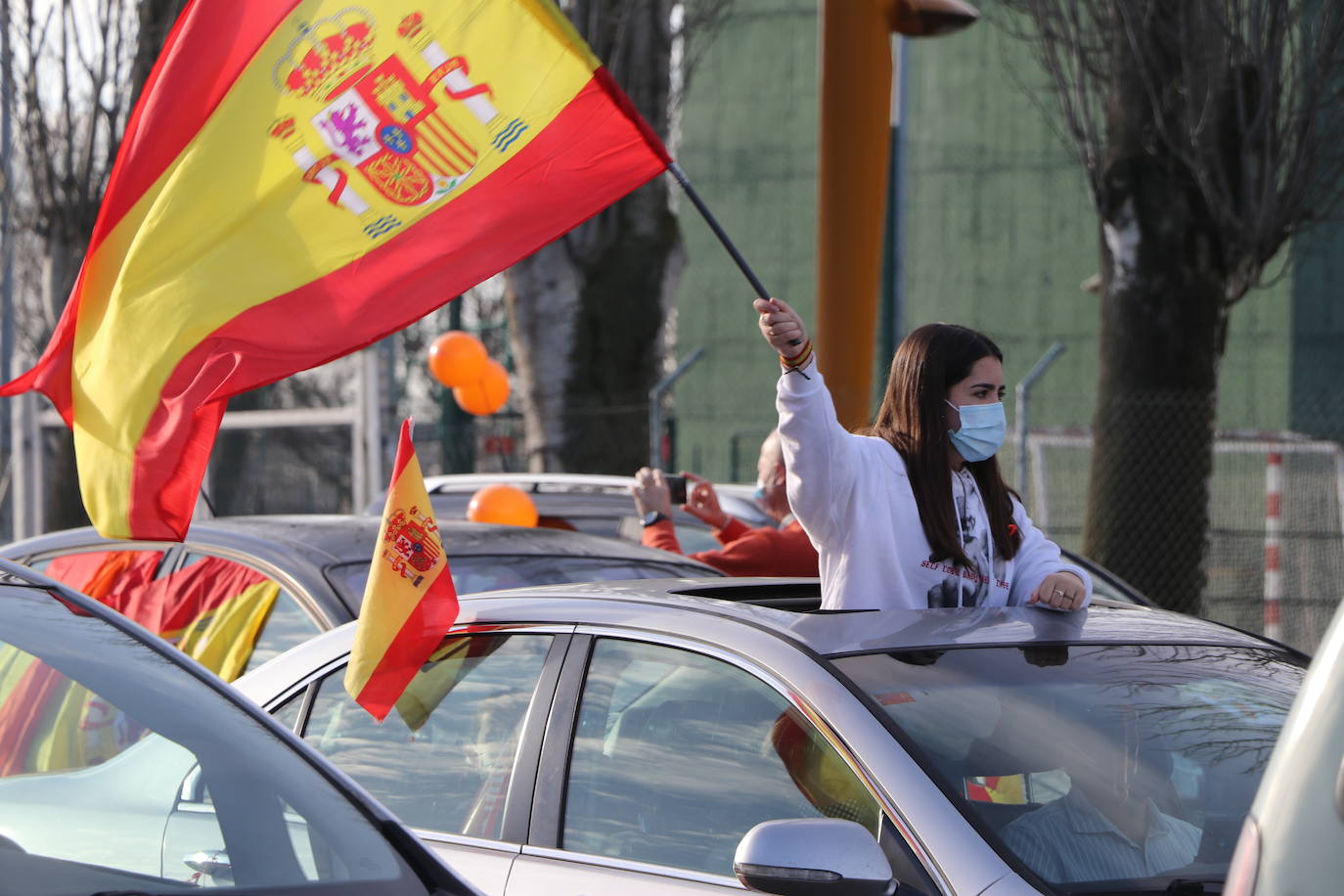 Una manifestación recorre en vehículos las calles de León como protesta ante la reforma educativa.