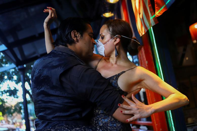 Argentina | Makrina Anastasiadou y su pareja de tango 'El Morocho' bailan en un restaurante casi vacío después de que se suspendieran espectáculos, clases y milongas, reuniones tradicionales de tango, para prevenir la propagación del coronavirus en Buenos Aires.