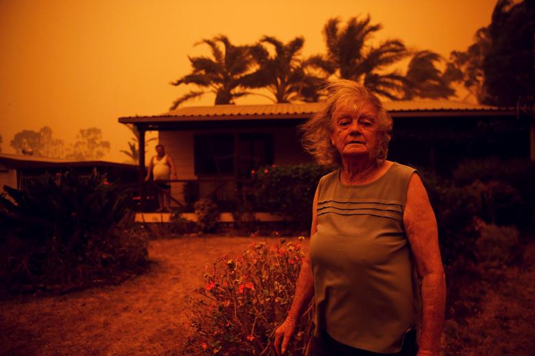 Australia | Nancy Allen y Brian Allen, en el exterior de su casa mientras los fuertes vientos empujan el humo y las cenizas del incendio Currowan hacia Nowra, Nueva Gales del Sur.