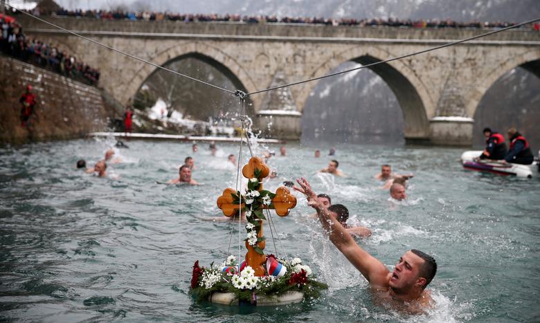 Bosnia y Herzegovina | Hombres nadan para recuperar una cruz del agua durante las celebraciones del Día de la Epifanía en Visegrad, Bosnia y Herzegovina.