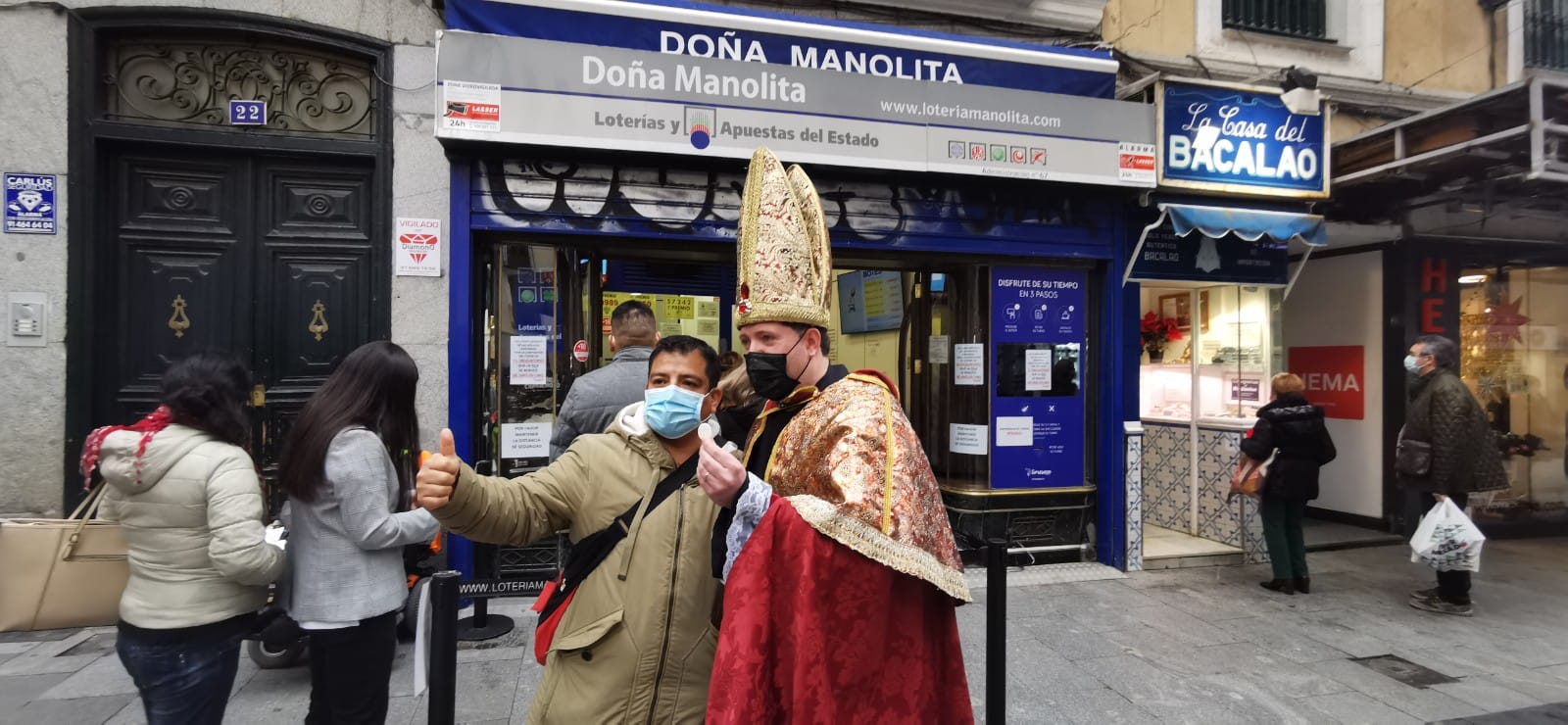 El famoso leonés acude y revoluciona la cola de Doña Manolita en la víspera del sorteo.