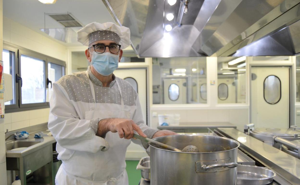 Uno de los responsables de cocina durante la elaboración de un menú. 