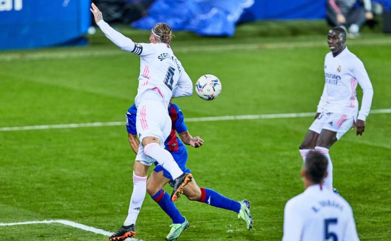 La acción del posible penalti de Sergio Ramos por mano.