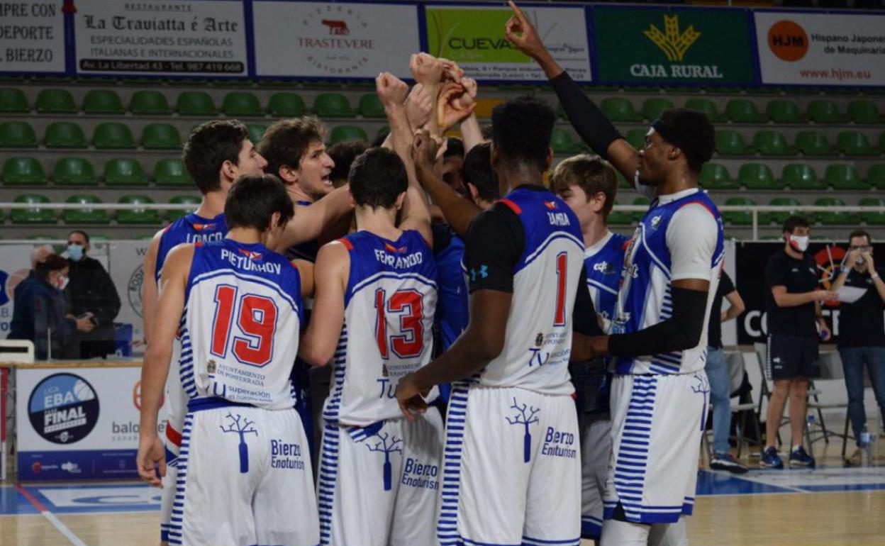 Los jugadores de Ciudad de Ponferrada se 'conjuran' antes de un partido.