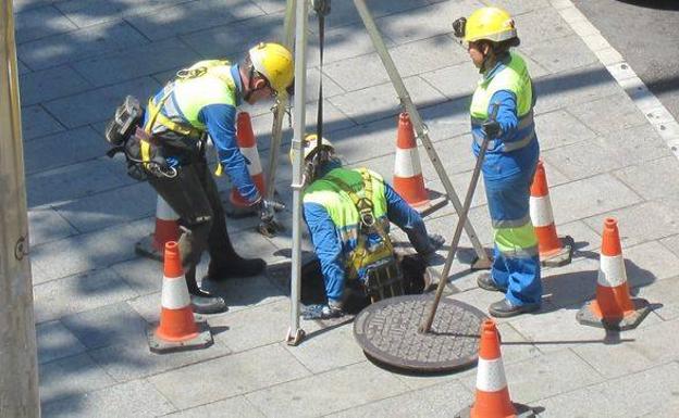 Trabajadores con los equipos de seguridad. 