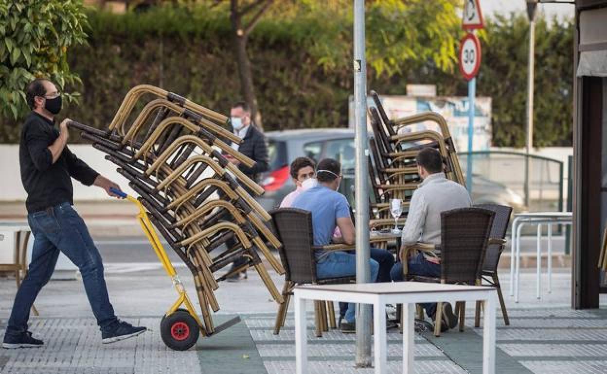 Un trabajador instala una terraza en plena crisis del coronavirus.