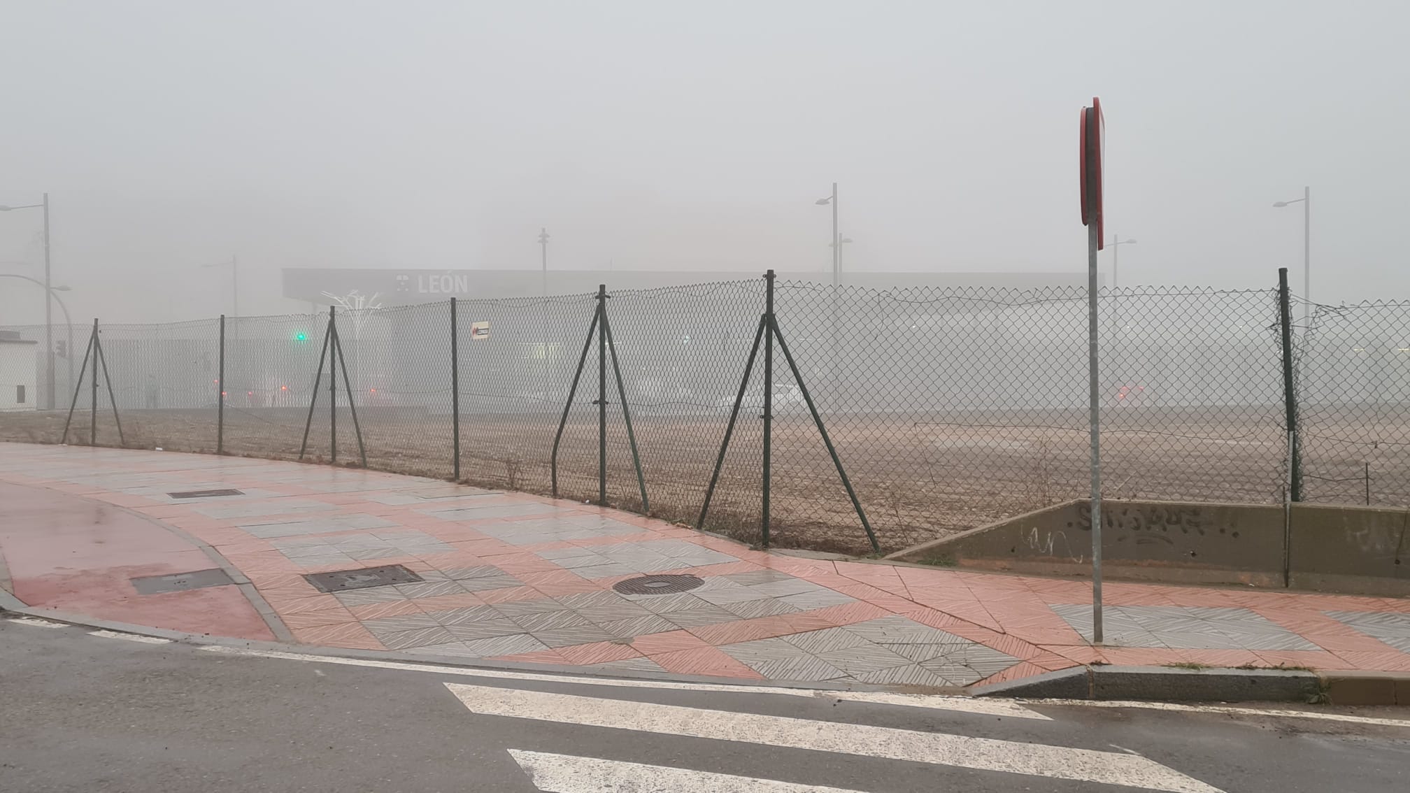 La ciudada amenece bajo un espeso manto de niebla que reduce la visibilidad en varios puntos.