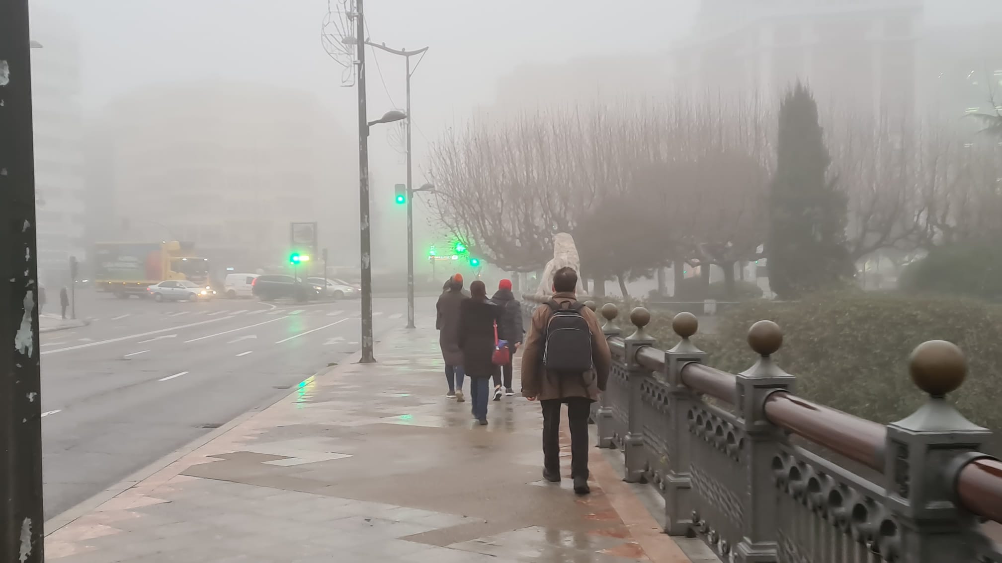 La ciudada amenece bajo un espeso manto de niebla que reduce la visibilidad en varios puntos.