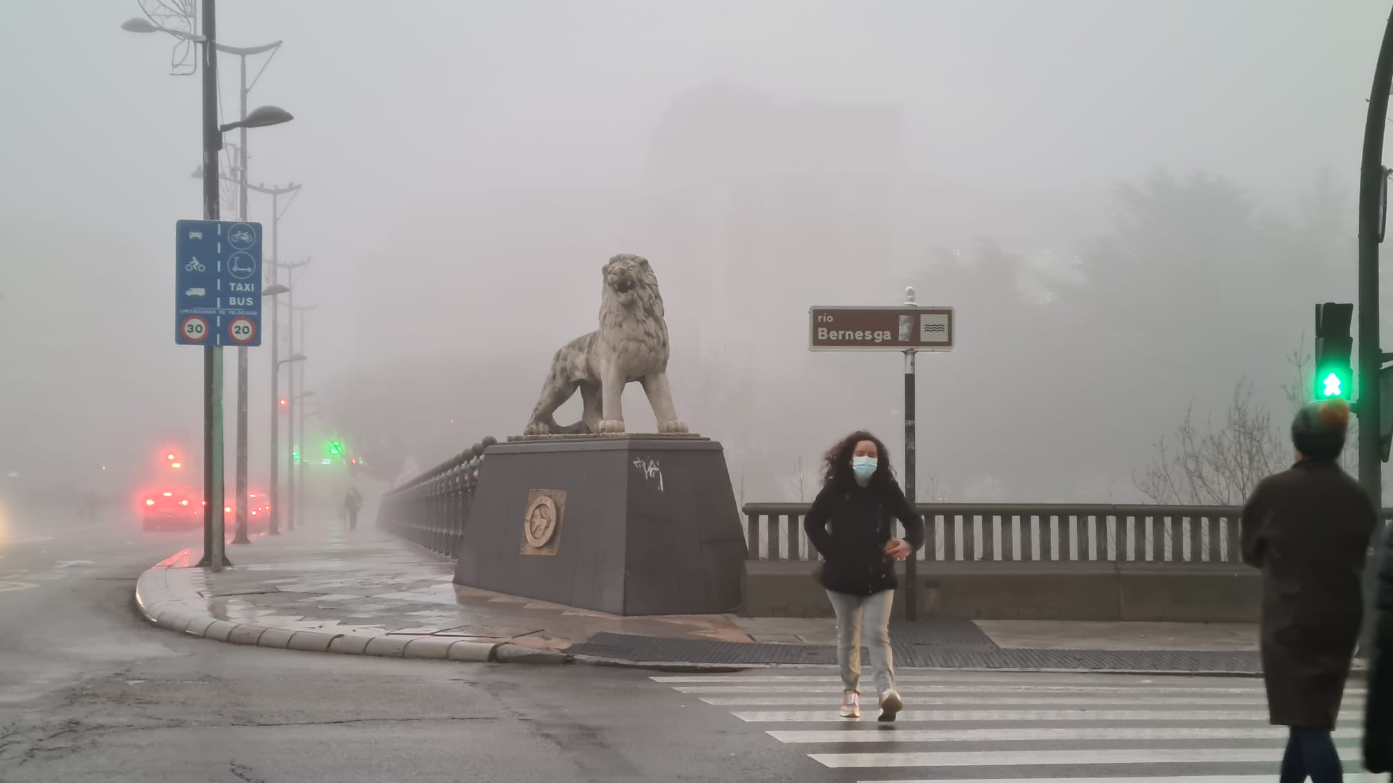 La ciudada amenece bajo un espeso manto de niebla que reduce la visibilidad en varios puntos.