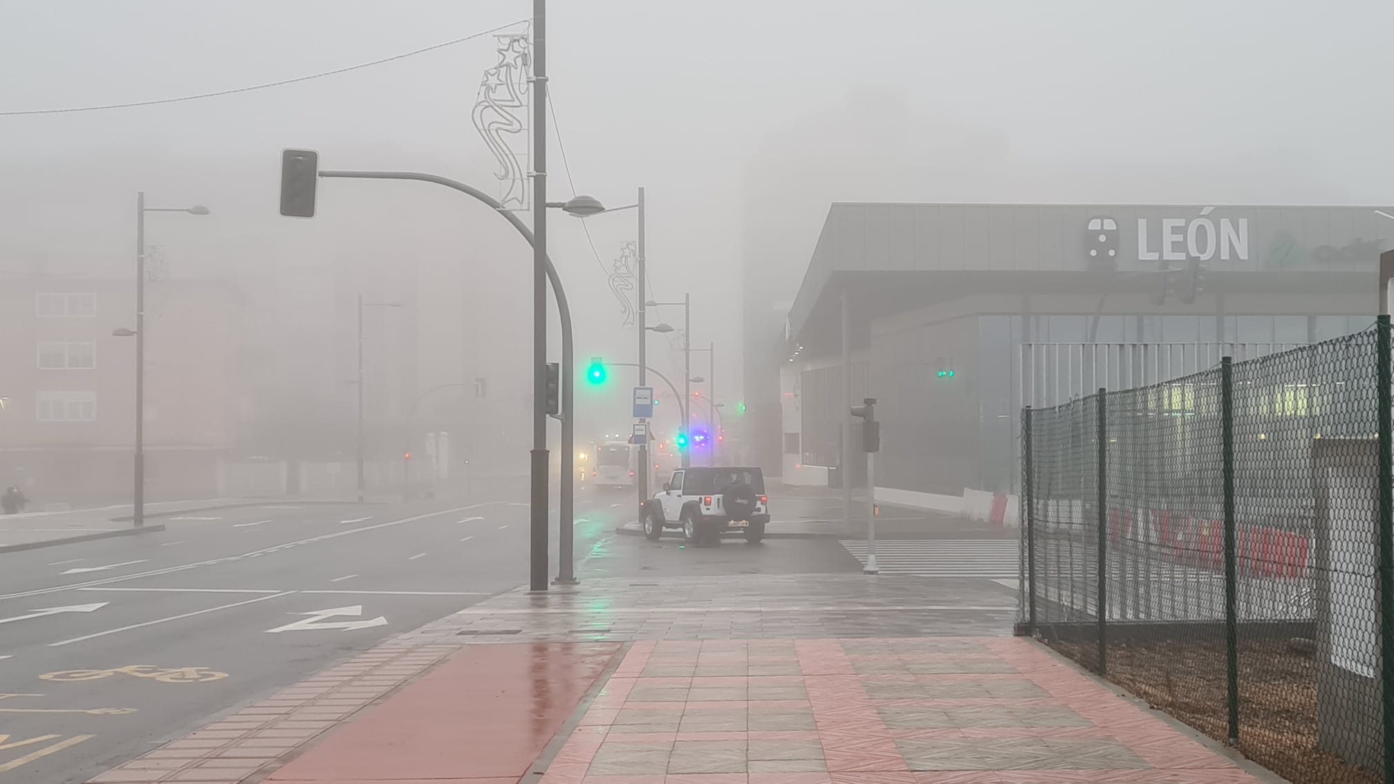 La ciudada amenece bajo un espeso manto de niebla que reduce la visibilidad en varios puntos.