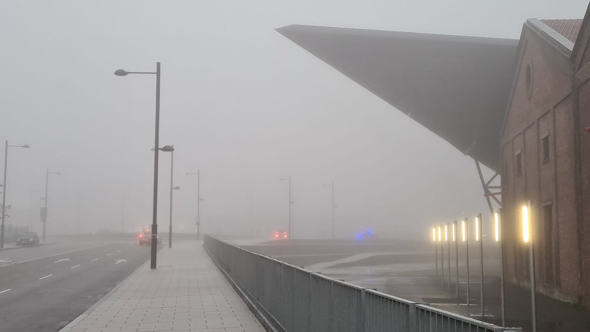 La ciudada amenece bajo un espeso manto de niebla que reduce la visibilidad en varios puntos.