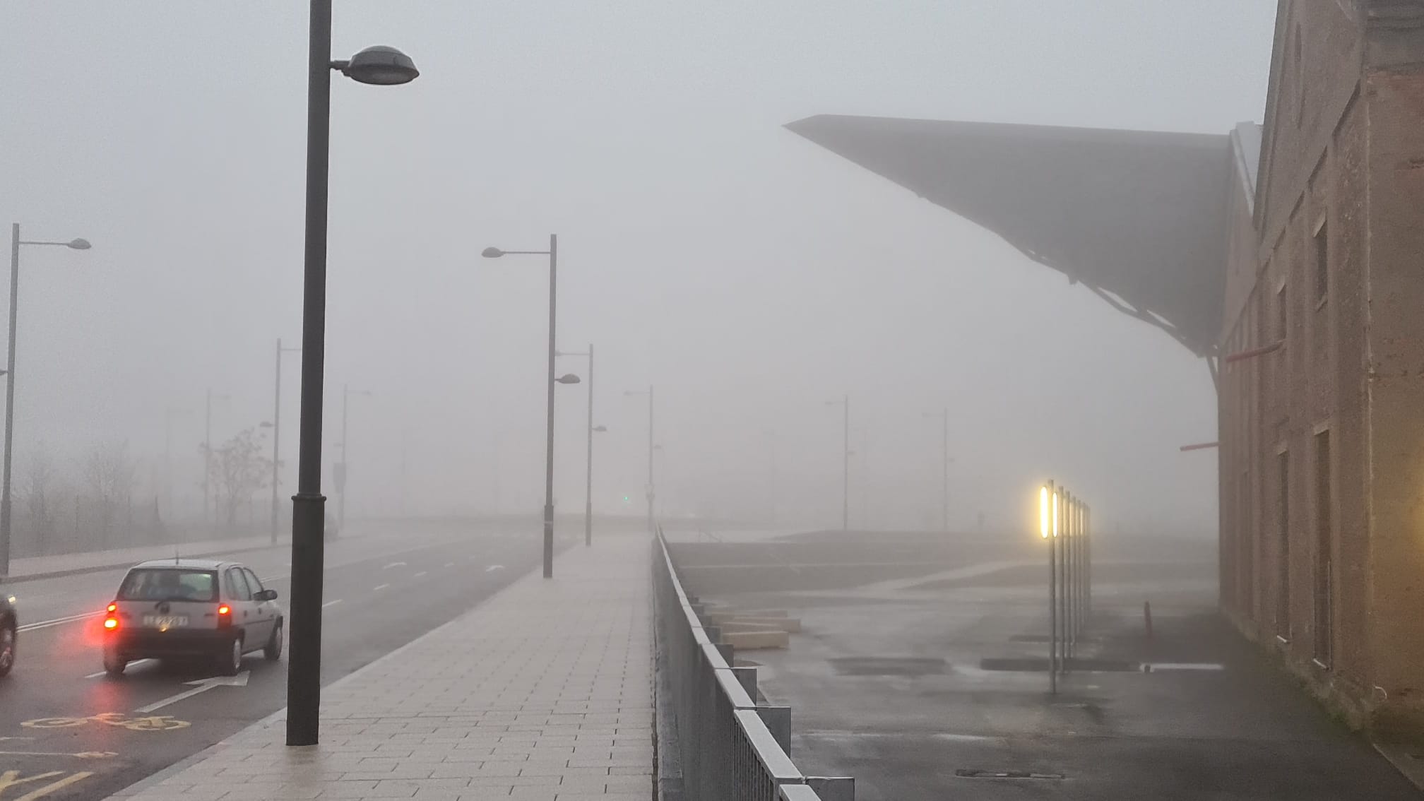 La ciudada amenece bajo un espeso manto de niebla que reduce la visibilidad en varios puntos.