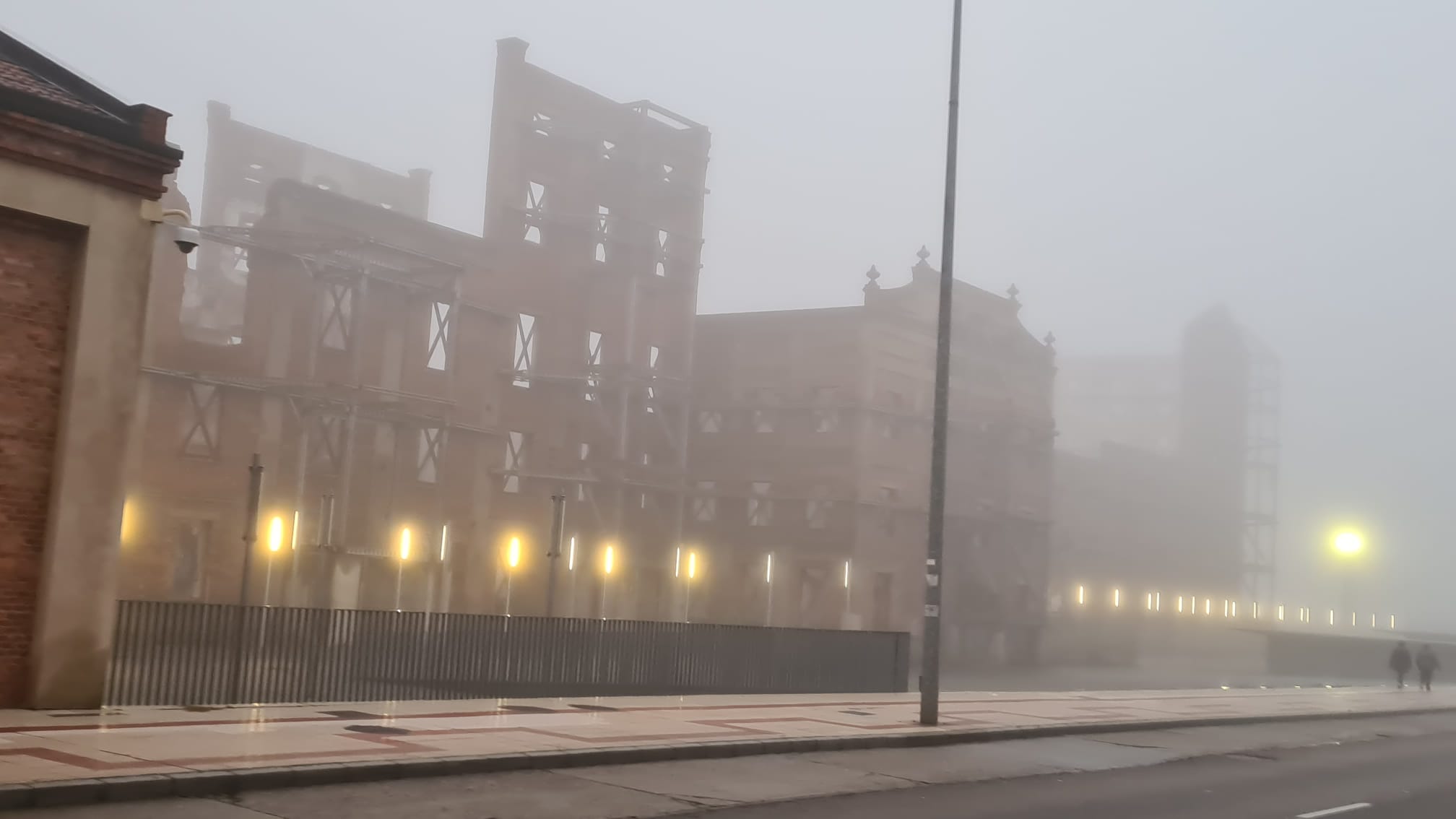 La ciudada amenece bajo un espeso manto de niebla que reduce la visibilidad en varios puntos.