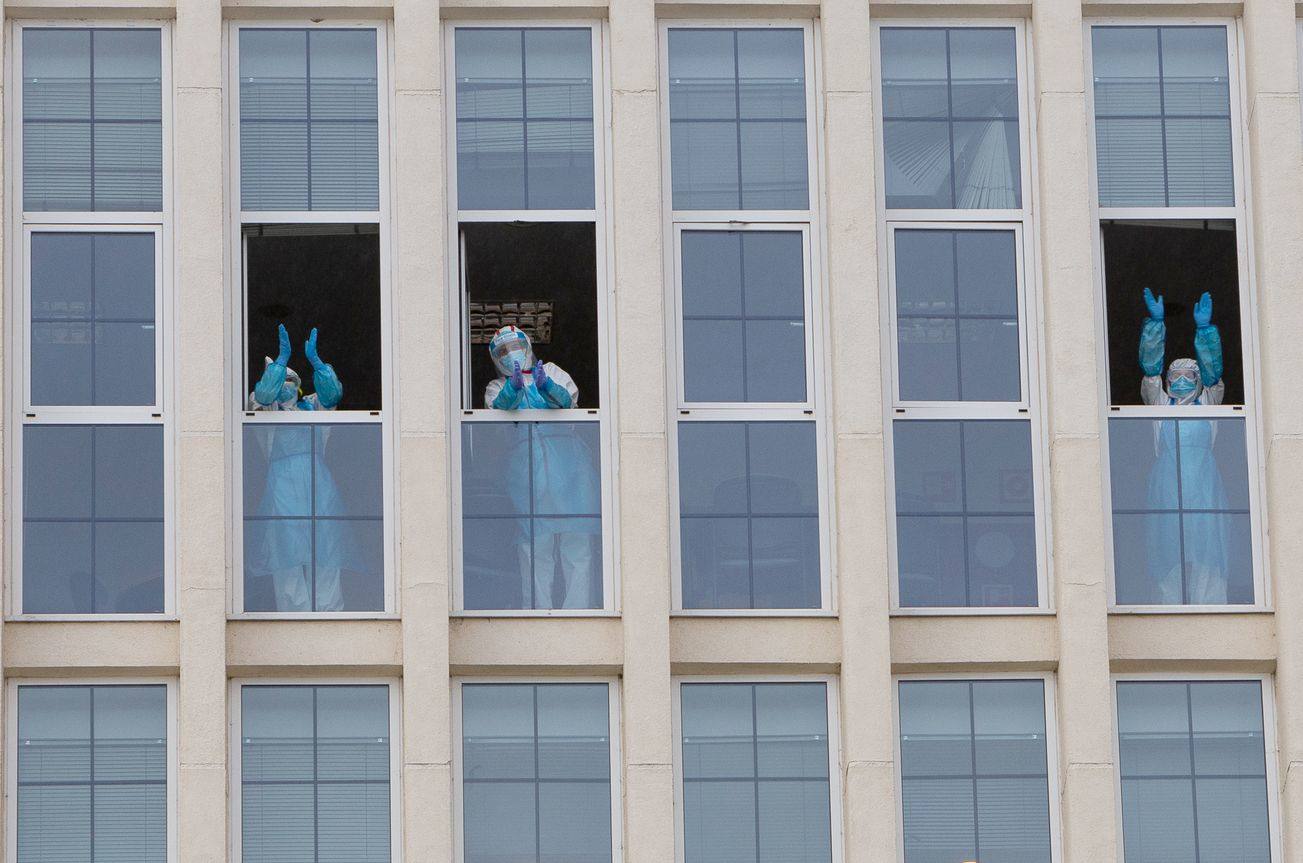 El aplauso sanitario. Durante semanas, los leoneses salieron a sus balcones para agradecer a los profesionales de la salud el esfuerzo extra que supuso hacer frente a la andemia desde las trincheras del hospital. 