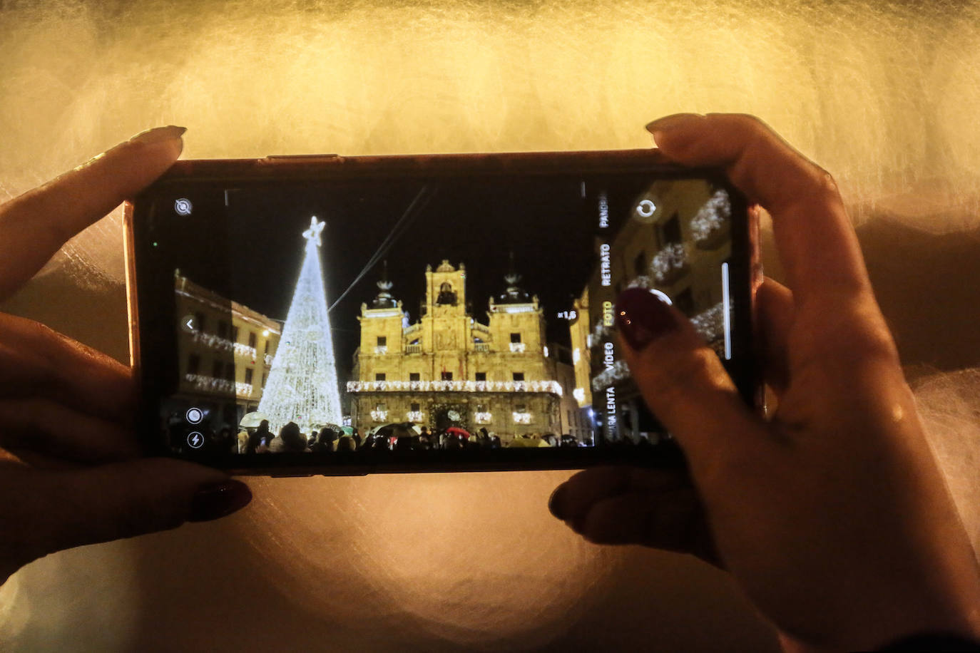 Ferrero Rocher ilumina la Navidad maragata. Astorga se llena de luz tras ganar el concurso virtual que organizó la marca de chocolates.