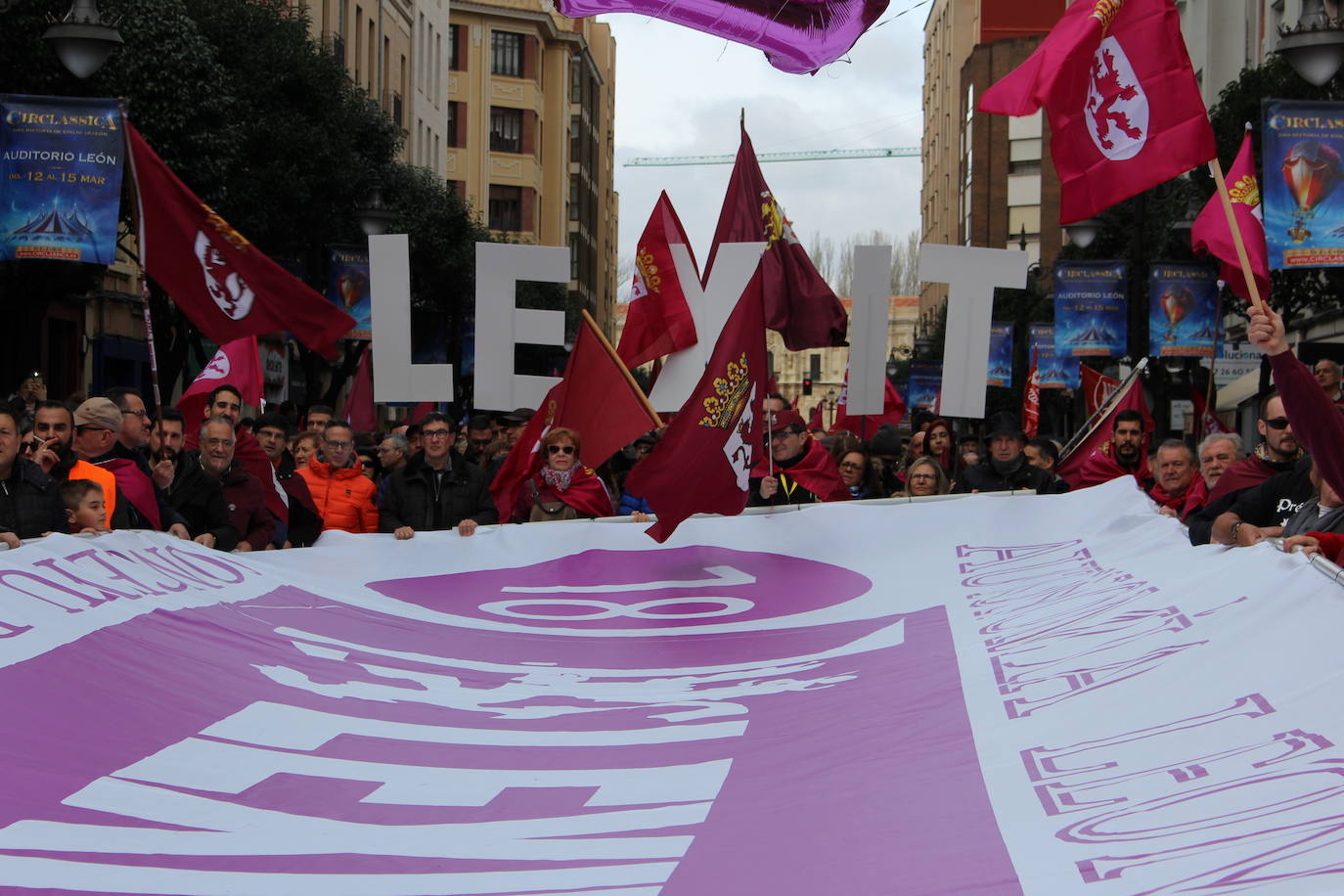 Miles de personas tomaron las calles de León, Ponferrada y Villablino en una manifestación por el Futuro de León que terminó convirtiéndose en una reivindicación de la autonomía del Reino de León.