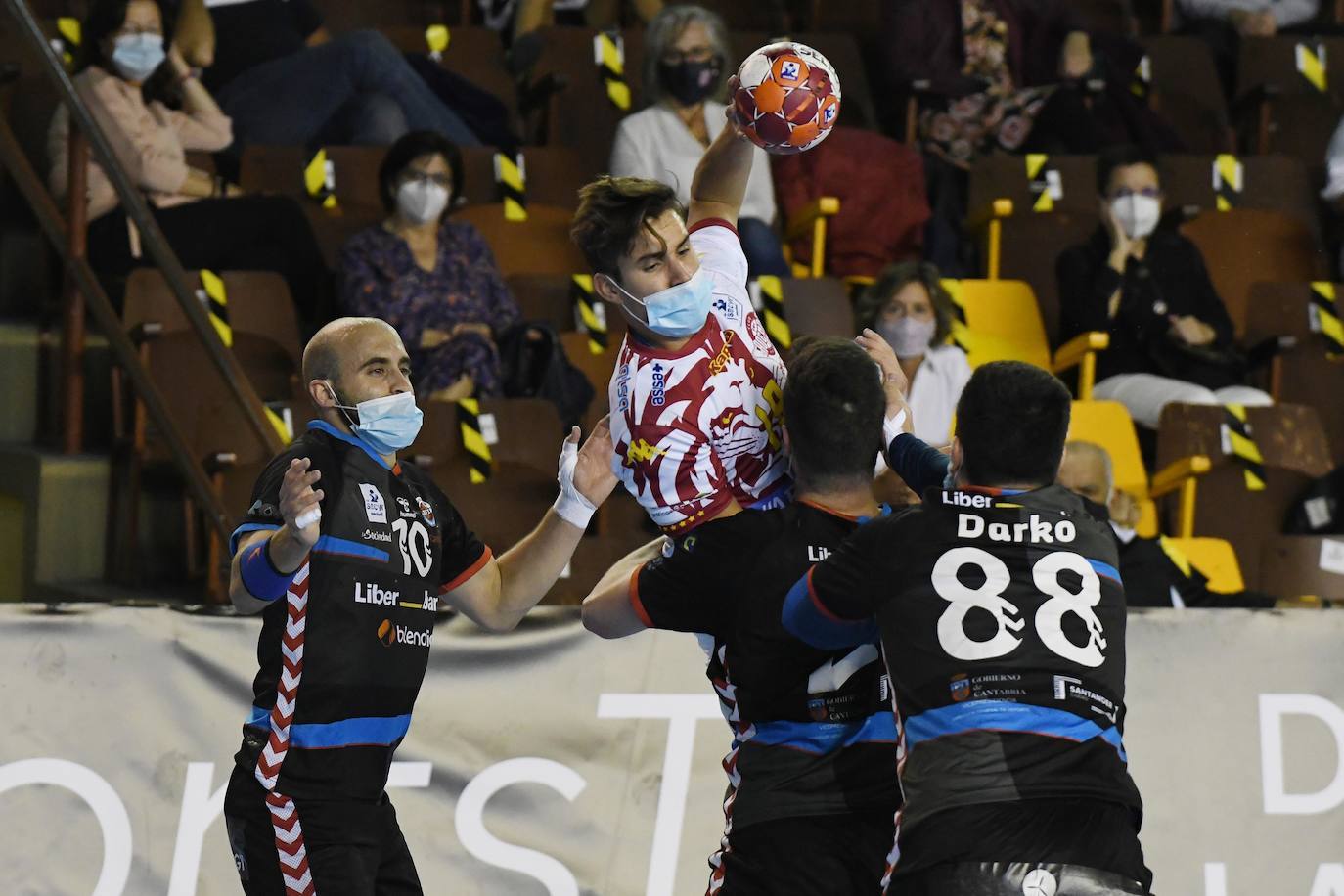 El Abanca Ademar y el BM Sinfín hacen historia. Ambos equipos se vieron obligados a disputar con mascarilla su partido correspondiente a la liga Sacyr Asobal. 