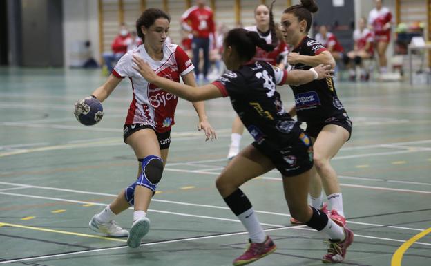 Ania Ramos y María Sancha, en el partido ante BM Gijón.