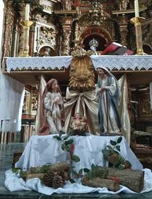 Imagen secundaria 2 - Tradicional Belén instalado en el interior de la iglesia