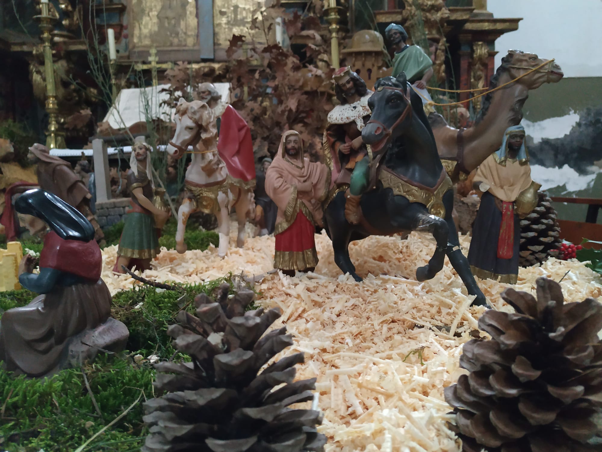 Tradicional Belén instalado en el interior de la iglesia