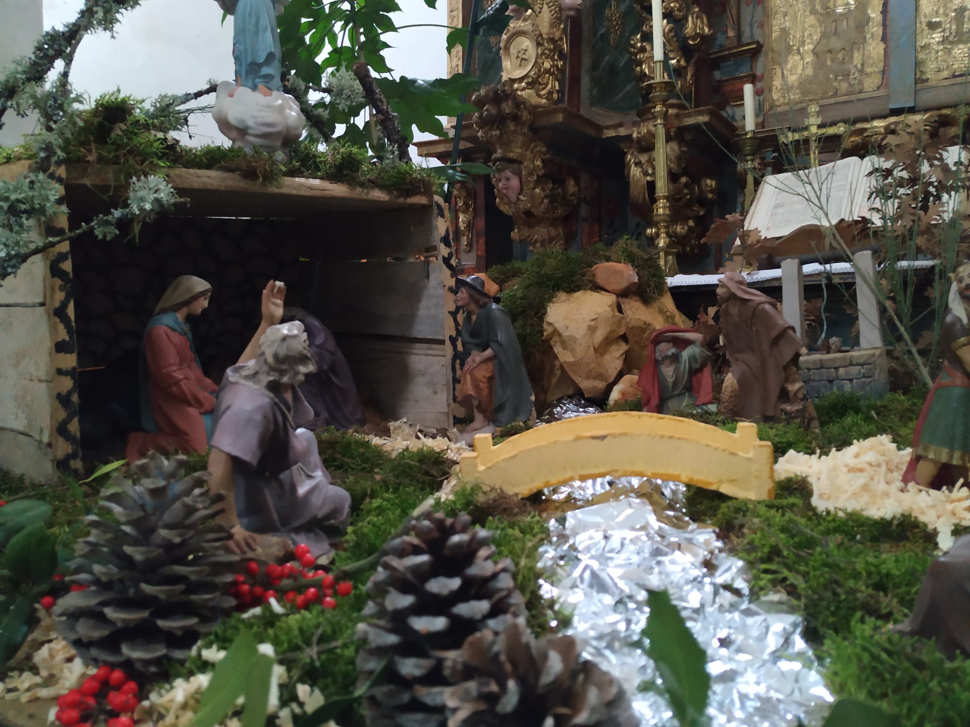 Tradicional Belén instalado en el interior de la iglesia