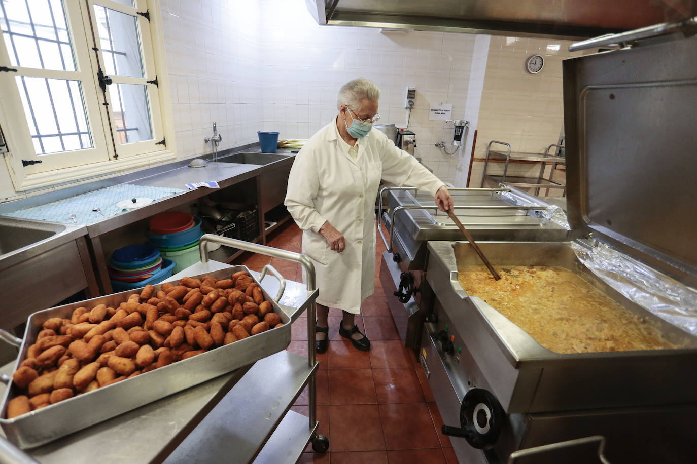 Fotos: Voluntarias de la Asociación Leonesa de Caridad preparan la cena de Nochebuena