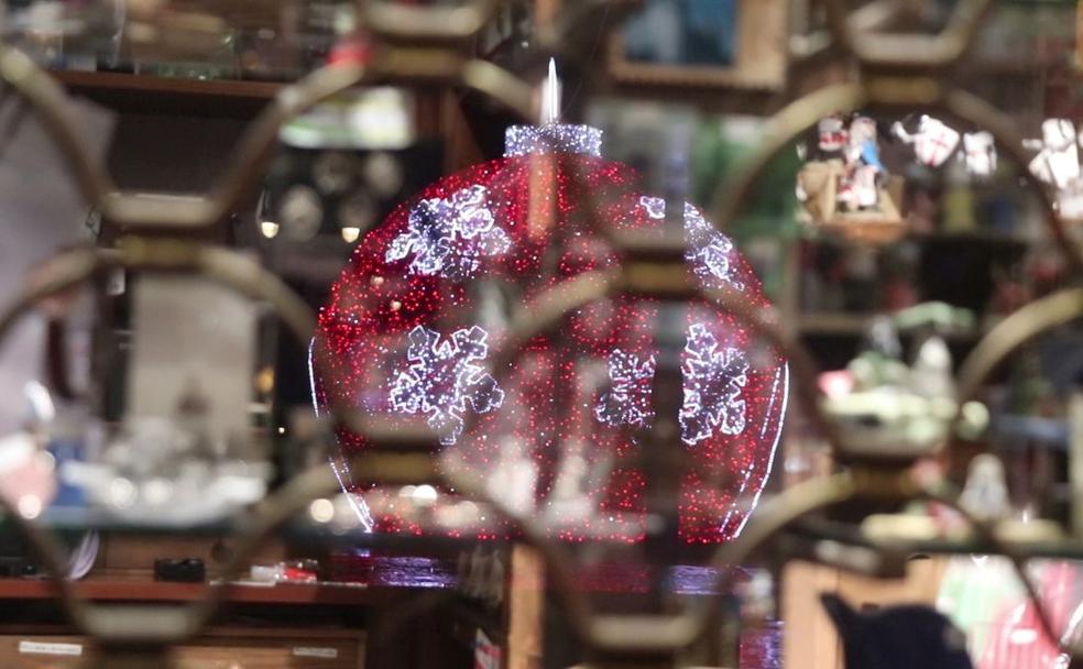 Reflejo en un cristal de la bola de Navidad instalada en la plaza de Regla.