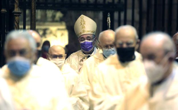 Galería. El obispo de León, Luis Ángel de las Heras, en su camino al altar mayor de la Catedral.