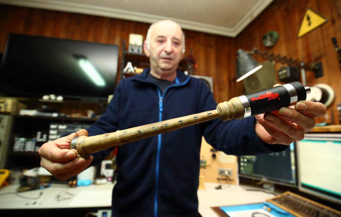 Fotos: El berciano Carlos R. Pumarada, inventor del puntero electrónico para gaita