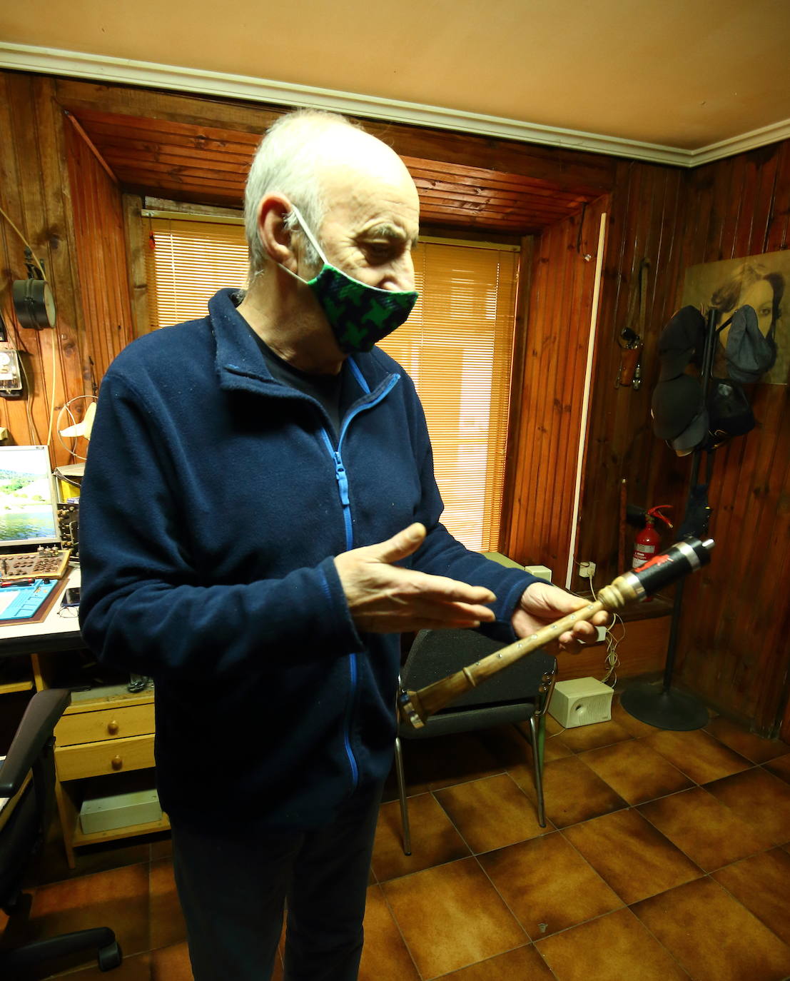 Fotos: El berciano Carlos R. Pumarada, inventor del puntero electrónico para gaita