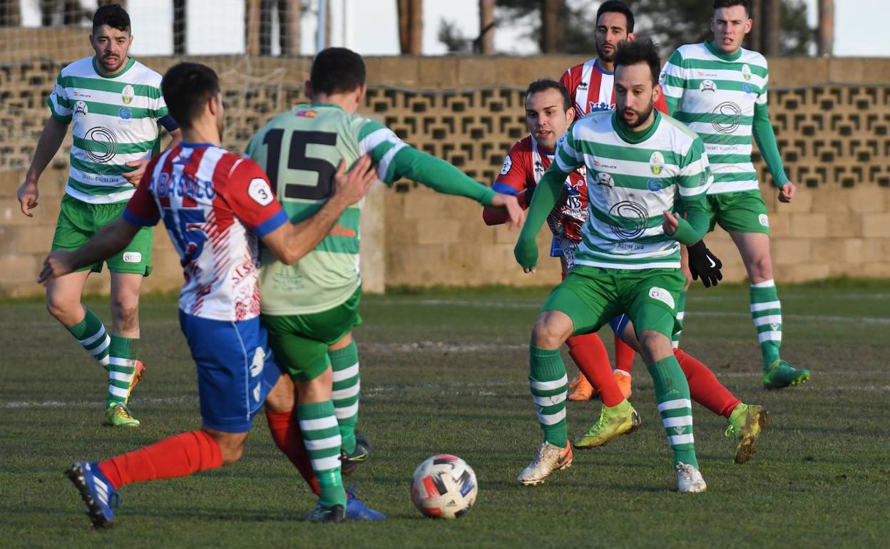 Un instante del derbi entre La Virgen y Atlético Bembibre.