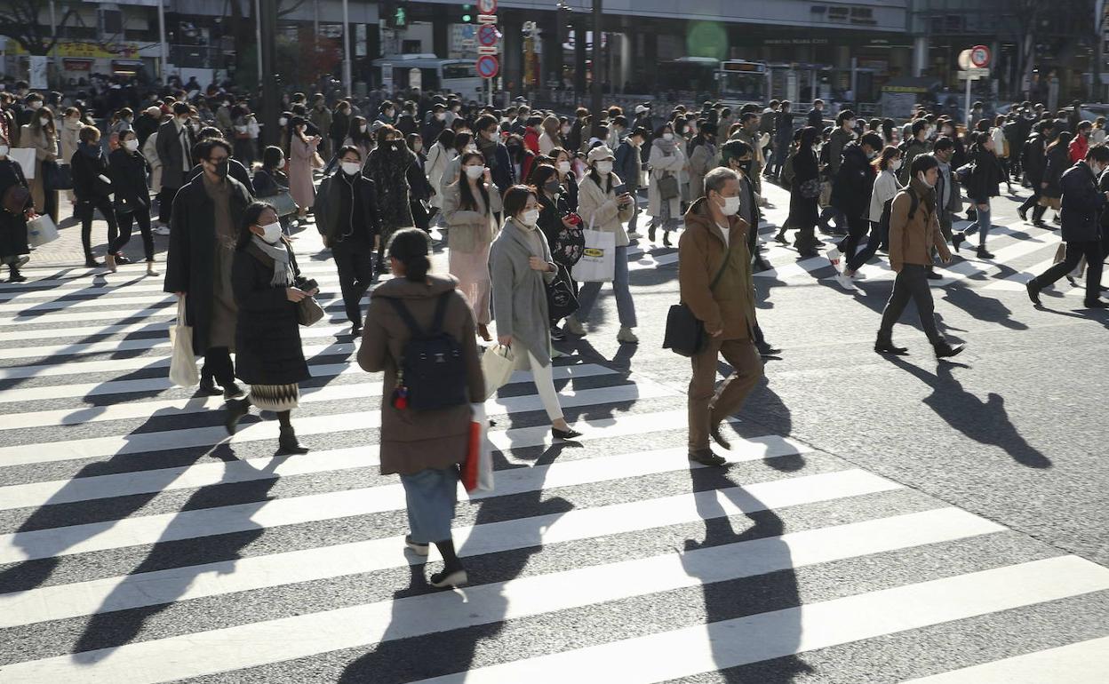 Calle de Tokio abarrotada de ciudadanos este sábado.