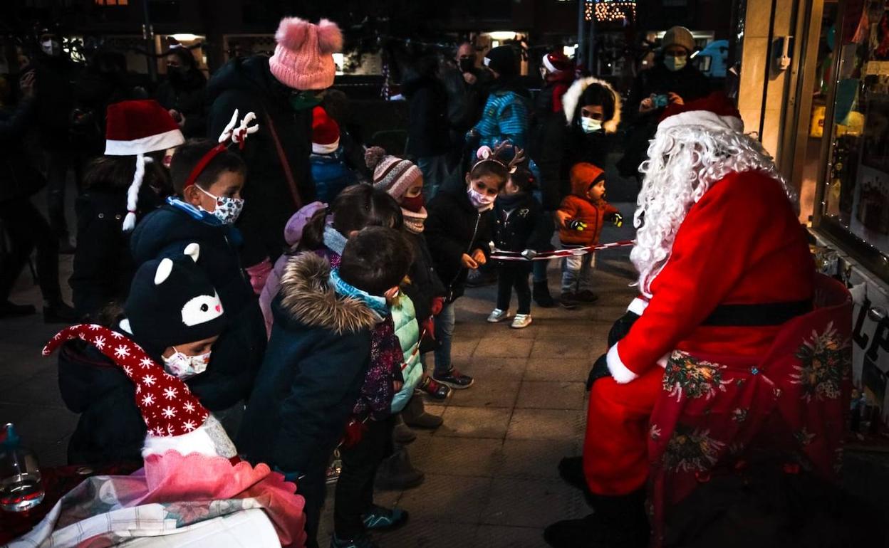 Papá Noel, en su visita al Polígono 58.