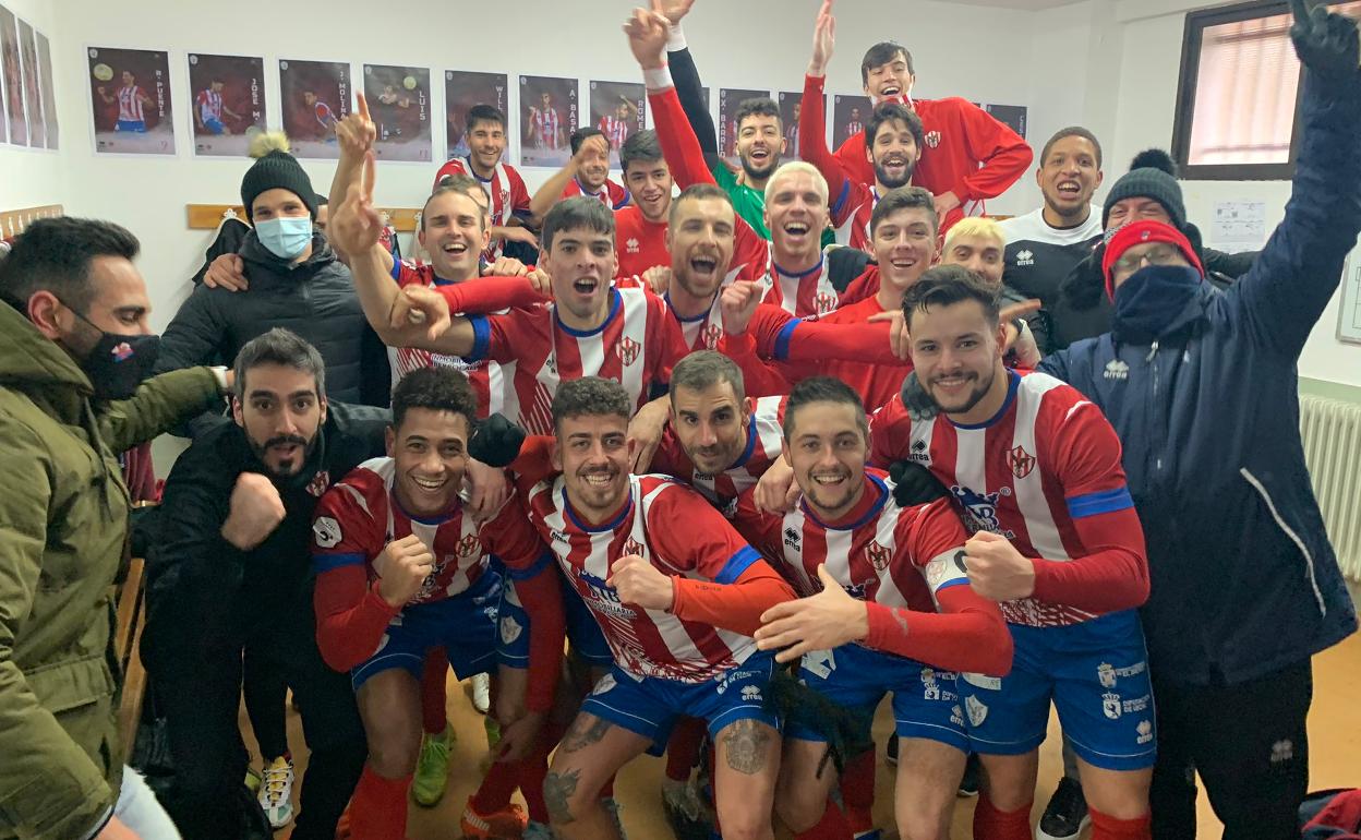 Los jugadores del Atlético Bembibre celebran la victoria.