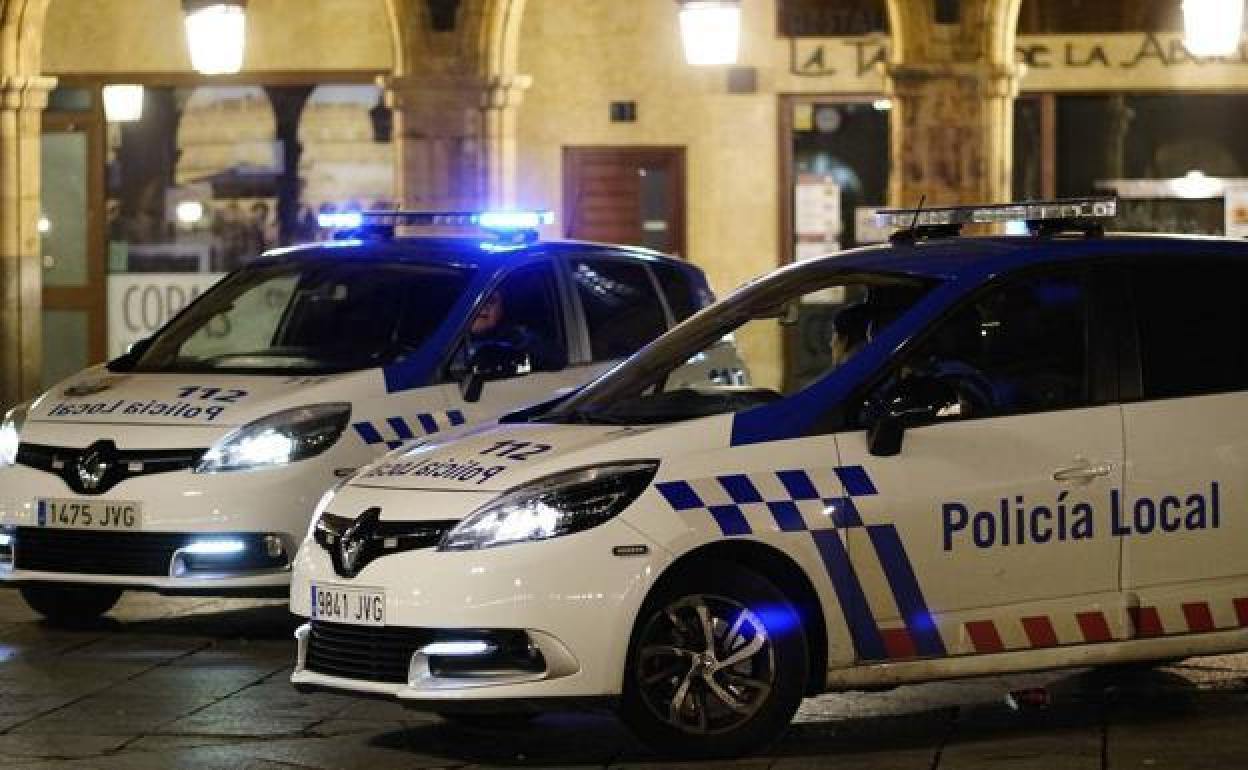 Dos coches de la Policía Local en el centro de León. 