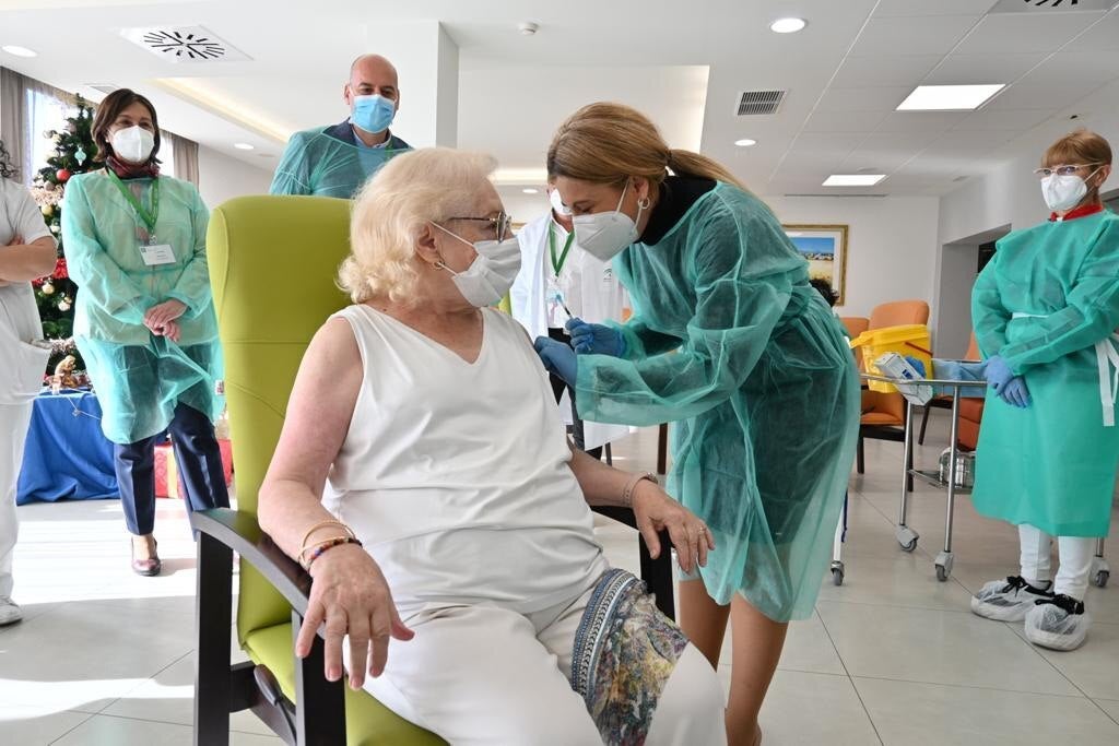 Pocas horas después de que la vacuna empezara a inocularse en toda España, Granada se convertía en la primera provincia andaluza en poder administrar las dosis del compuesto de Pfizer. Ocurría en la residencia Beato Fray Leopoldo, en la capital granadina. Los primeros vacunados son Antonio y Pilar, dos residentes del centro de 87 y 78 años, respectivamente.