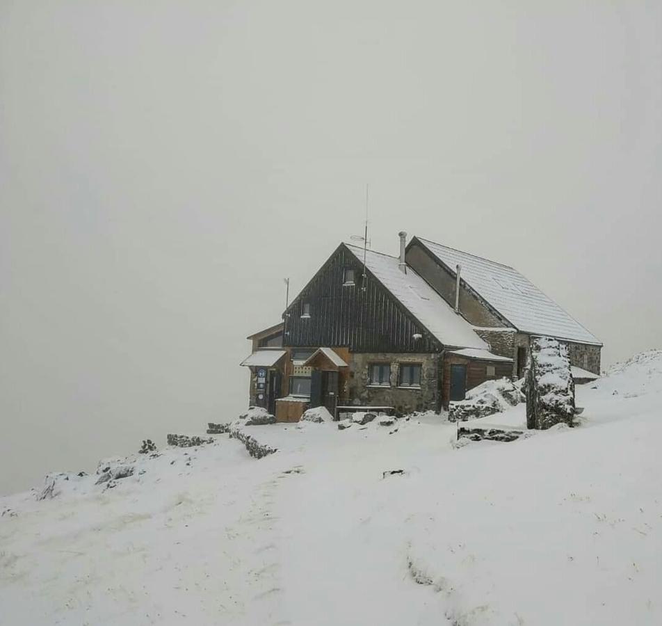 El refugio Collado Jermoso, cerrado durante el invierno, recibe las primeras grandes nevdas del año. 