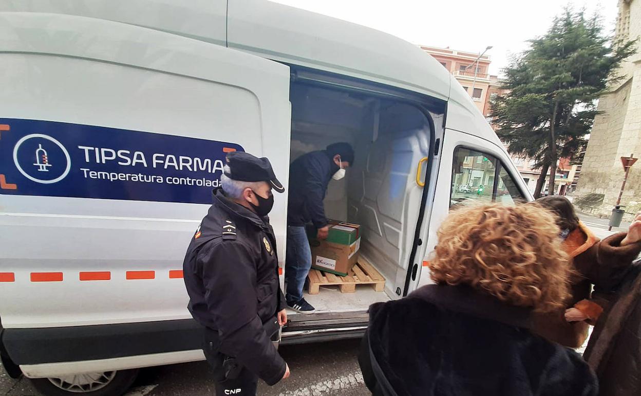 Llegada de las vacunas al Servicio Territorial de Palencia este domingo. 