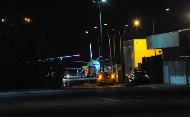 Un avión con las vacunas, esta madrugada en el aeropuerto de Vitoria.