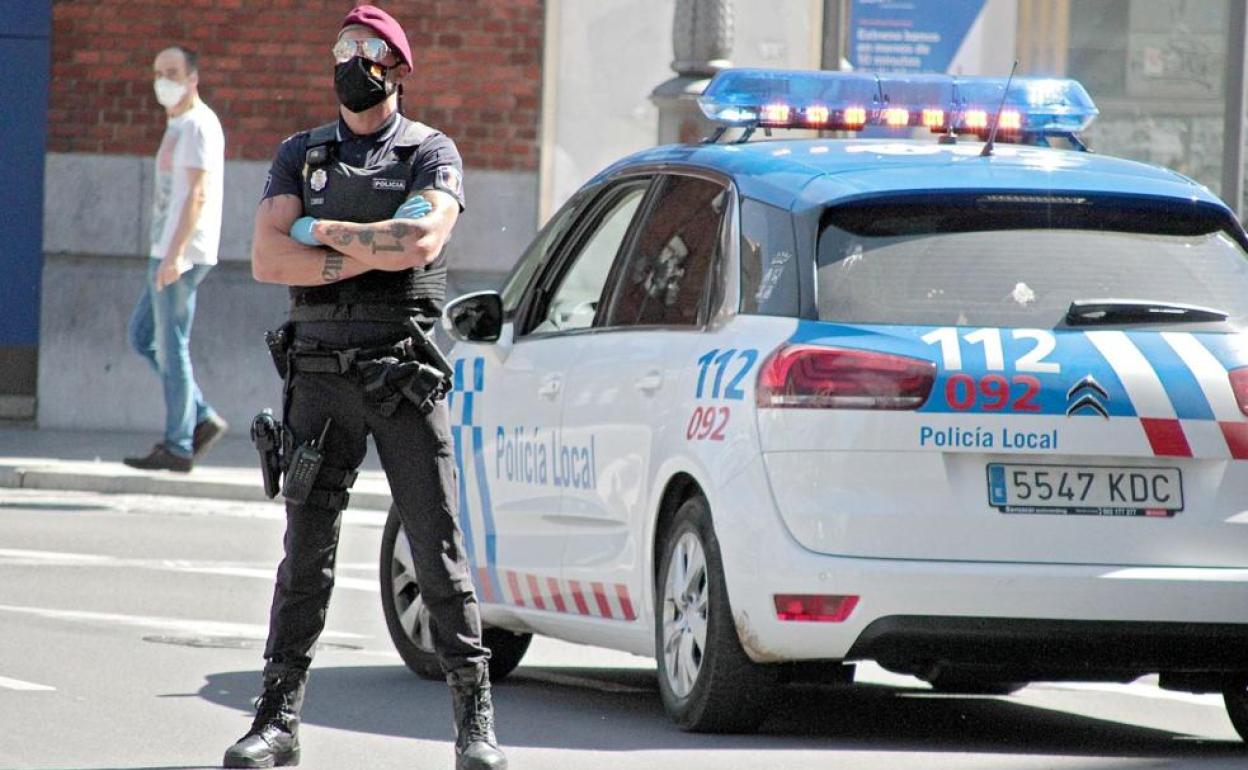 Un agente de la Policía Local de León.