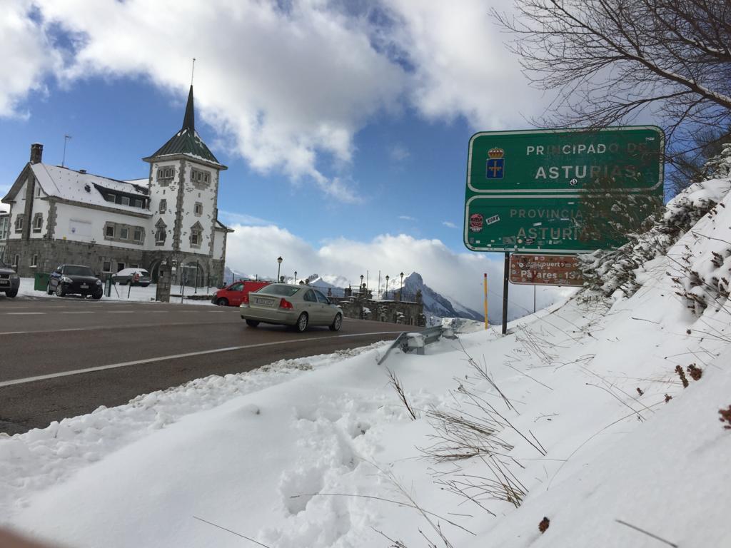 La nieve sigue siendo protagonista en la provincia de León tanto en las zonas de montaña como en la caída de la cota de nieve, lo que podría provocar la presencia del blanco elemento en la capital. 