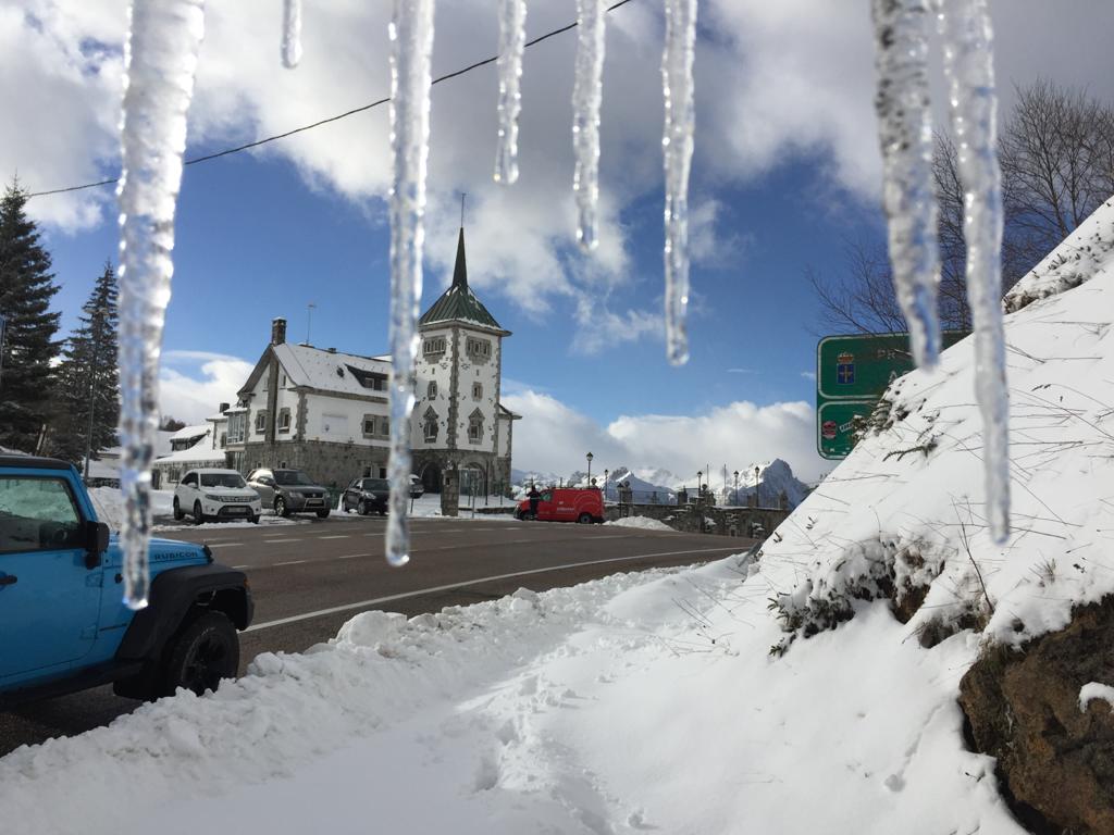 La nieve sigue siendo protagonista en la provincia de León tanto en las zonas de montaña como en la caída de la cota de nieve, lo que podría provocar la presencia del blanco elemento en la capital. 