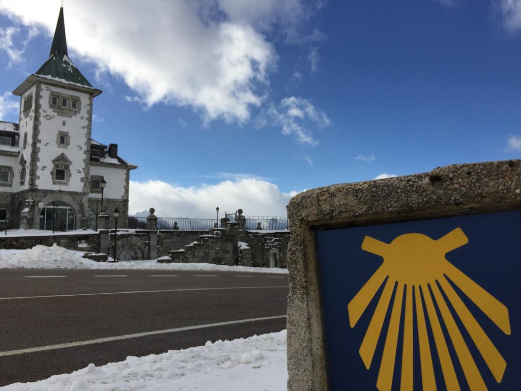 La nieve sigue siendo protagonista en la provincia de León tanto en las zonas de montaña como en la caída de la cota de nieve, lo que podría provocar la presencia del blanco elemento en la capital. 