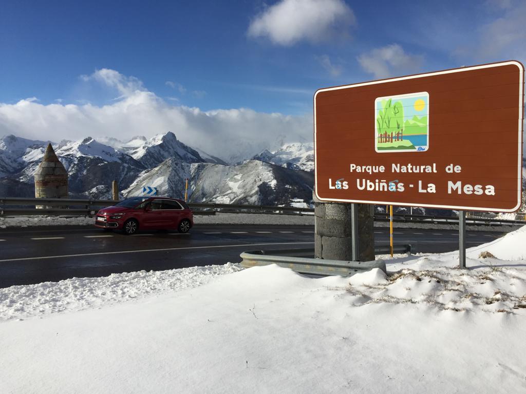 La nieve sigue siendo protagonista en la provincia de León tanto en las zonas de montaña como en la caída de la cota de nieve, lo que podría provocar la presencia del blanco elemento en la capital. 