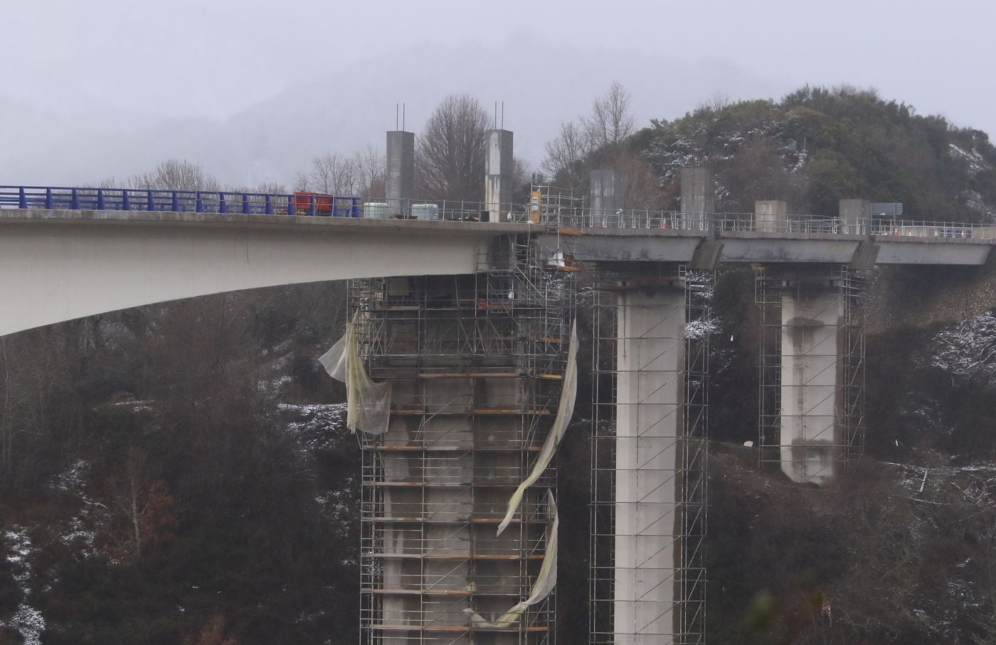 Desde mediados de mes permanecen cortados al tráfico más de seis kilómetros de la A-6 en sentido Madrid a la altura del municipio berciano de Vega de Valcarce. El corte se debe a las obras de conservación en los viaductos de Ruitelán y As Lamas. 