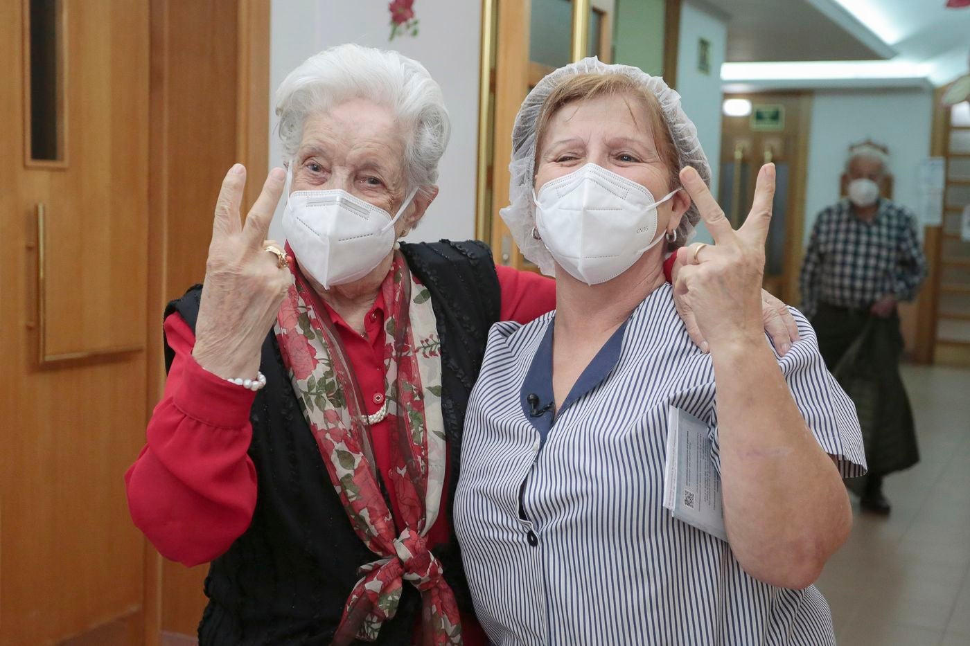 Trinidad y María Ángeles se abrazan tras ser vacunadas.