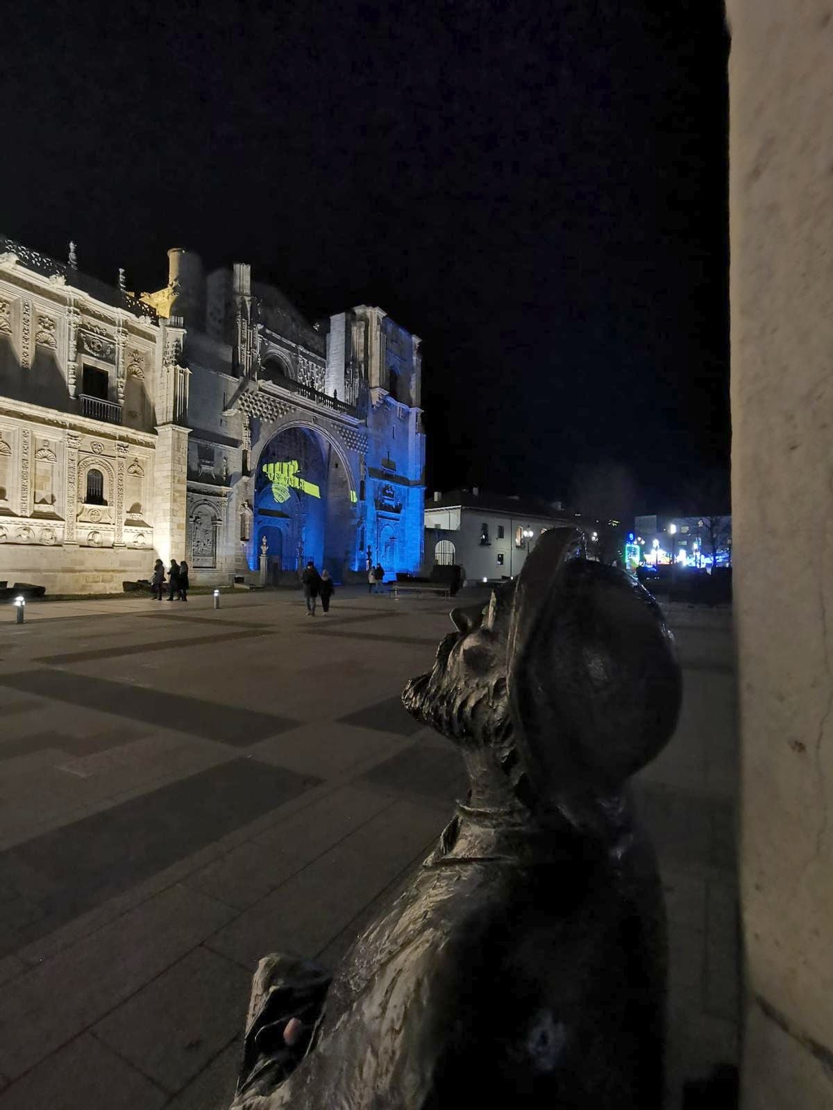 El histórico establecimiento hotelero recibe una iluminación especial detro del proyecto 'Ilumina el Camino' con el fin de poner en valor los diferentes puntos de esta singular ruta que ahora entra en el Año Santo Jacobeo 2021. 