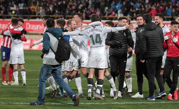 Los jugadores de la Cultural celebran el pase de ronda en Copa del Rey ante el Atlético